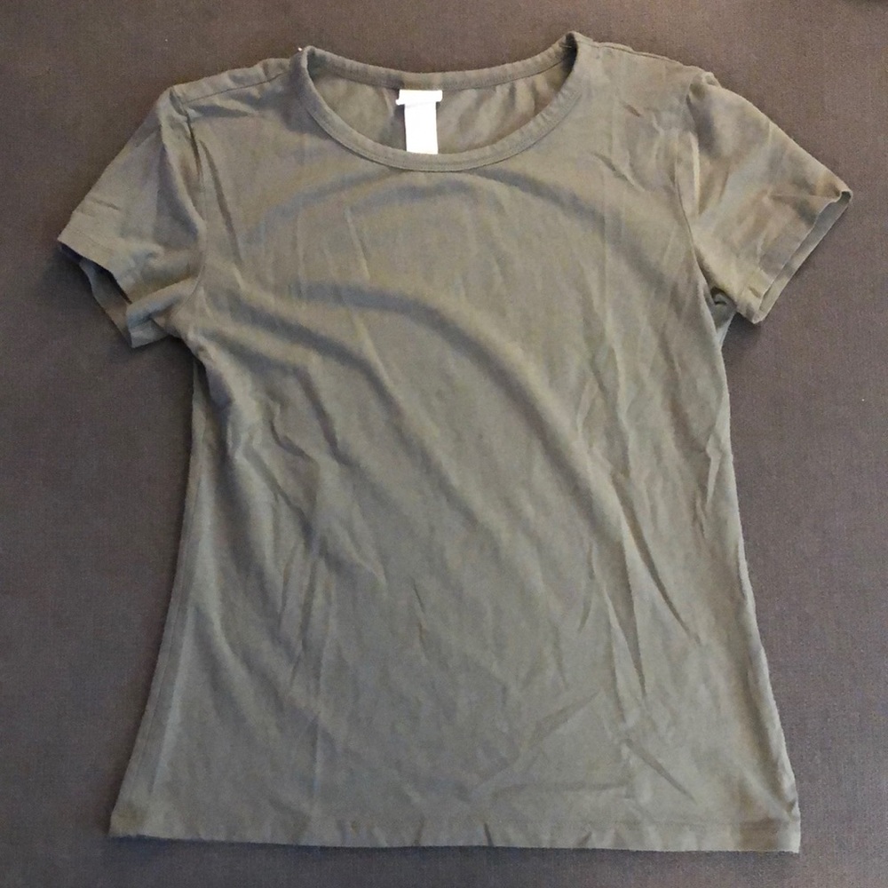 Short sleeve green t-shirt from H&M like new condition, soft, smoke free home
